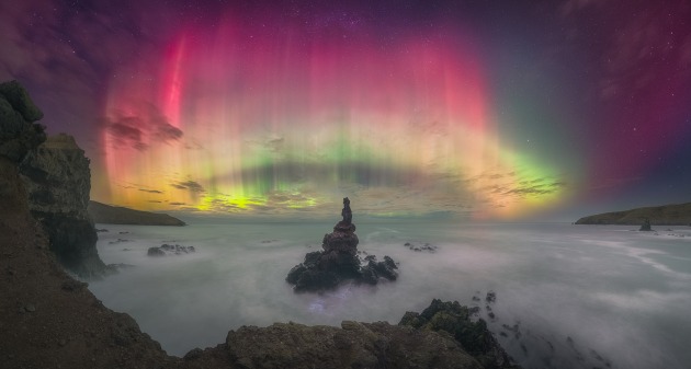 Aurorae Winner, Crown of Light © Kavan Chay (New Zealand).
The image was taken during the G5 storm, the most extreme level of geomagnetic storm, in May. The reds were a level of intensity the photographer had never experienced.