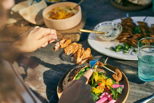 v2food has acquired US unbreaded plant chicken brand, Daring. (Image: v2food)