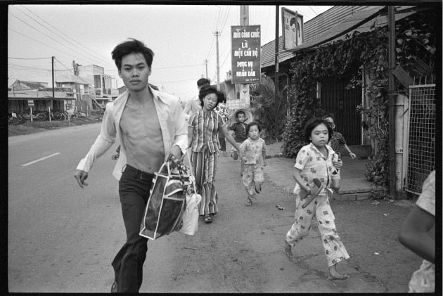 Civilian population fleeing before the arrival of North
Vietnamese troops, near Saigon, 29 April 1975 © Dotation
Catherine Leroy