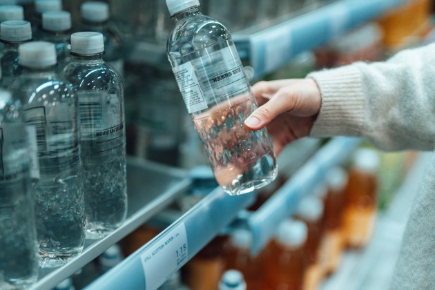 Technomelt EM 335 RE is free of mineral oil, removable up to 98 per cent in the recycling process, and can be processed at low temperatures. It is also PETCYCLE approved.