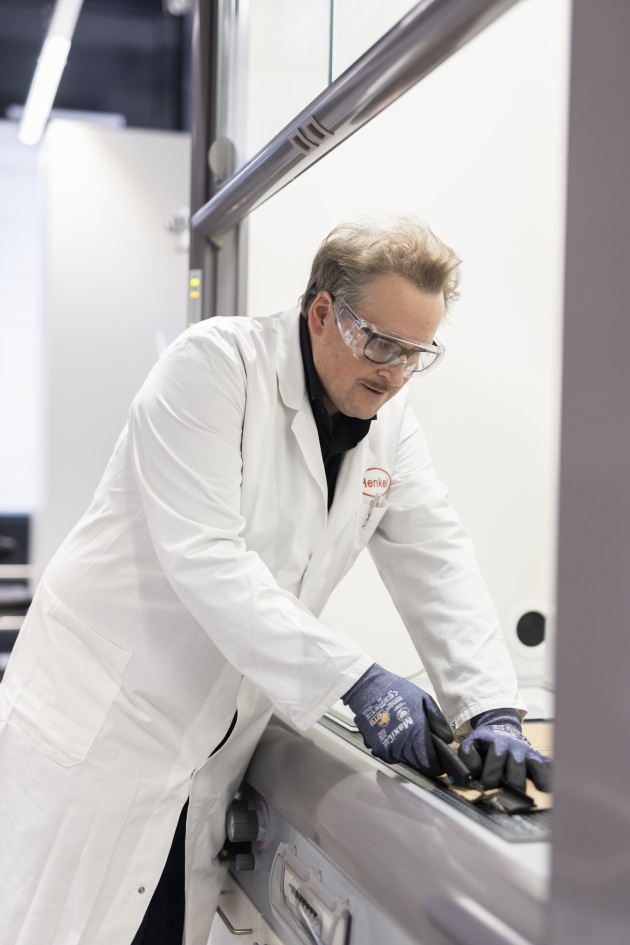 The recyclability of adhesives and coatings is tested under laboratory conditions in the Henkel Packaging Recy-clab in Düsseldorf, Henkel’s dedicated test laboratory for fiber-based packaging materials, thus facilitating a tar-geted further development of the formulations.