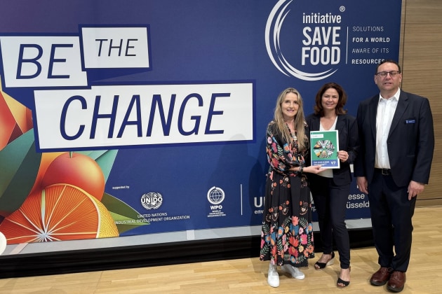 Winner of the SAVE FOOD Project competition: Kenya-based startup called Trueways Enterprises, owned by Irene Kalondu Mumo. WPO executives Nerida Kelton (left) and Johannes Bergmair (right) hand the award to a representative.