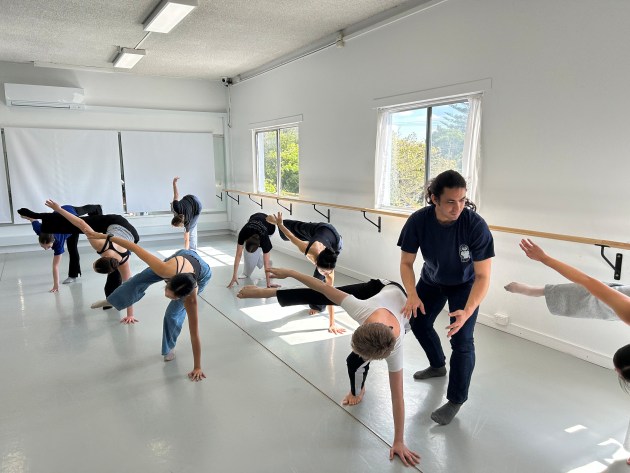 Kai teaching students of Alegria