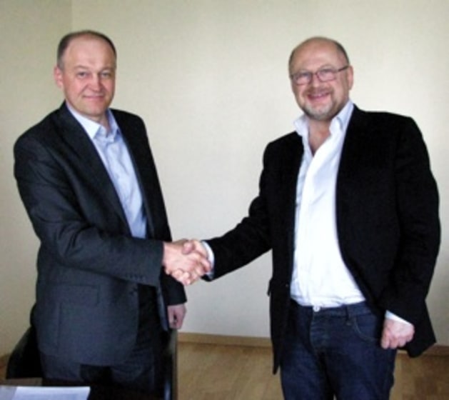 Vytautas Vainikonis (right), Chairman of the Board from Lithuanian print shop Garsu Pasaulis, concludes the order for a Speedmaster SX 74 with Saulius Liutkevicius, Country Manager Lithuania from Heidelberg. The leading security printer has opted for a six-color press with a chambered doctor blade coating unit. 