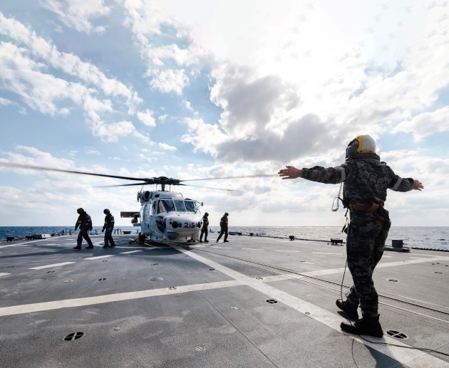 Personnel are guided from the JS Sazanami’s embarked Super Auk helicopter as it prepares to take-off from HMAS Brisbane during a cross-deck in the Philippine Sea as part of Exercise Nichi Gou Trident 2023.

Credit: Defence