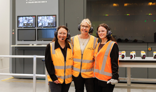 Helio onstream launch: Orora's Carolyn Coon (left) and Savannah Murray (right) with Print21's Lindy Hughson.