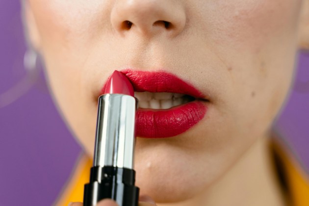 Gives us a kiss. Mart Production/Pexel