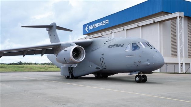 Embraer has announced at the Singapore Airshow that the first C-390 Millennium military transport aircraft for the Republic of Korea Air Force (ROKAF) has reached the final stage of its assembly process.

Credit: Embraer