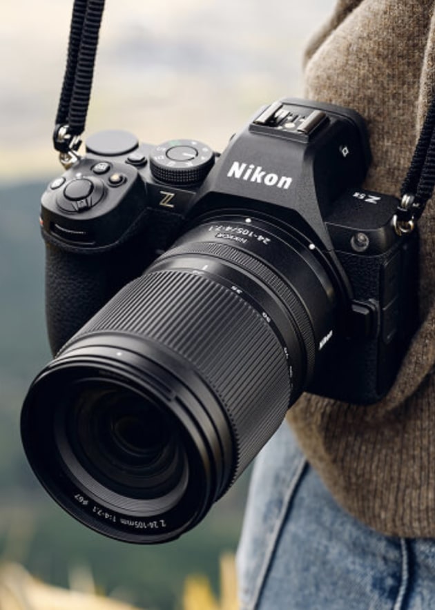 Although the lens isn't small at 73.5 mm x 106.5 mm, it is quite lightweight at only 350g.