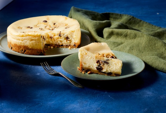 Woolworths has released a limited-edition new Choc Chip Cookie Dough Cheesecake, featuring a chocolate chip cookie base, and a vanilla centre loaded with cookie dough pieces.
Source: Woolworths