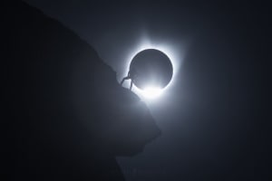 Video: How that iconic climber eclipse photo was made