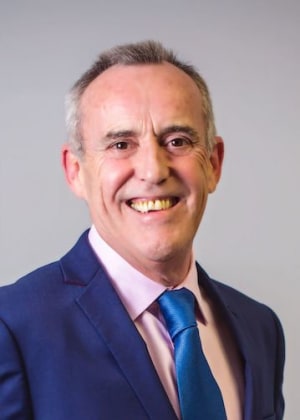 Pass-the-parcel in dynamic growth