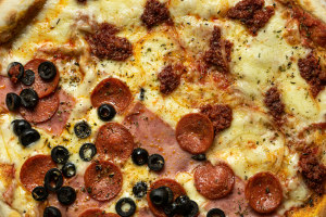 Delivery guy summits Mount Fuji to hand over pizza