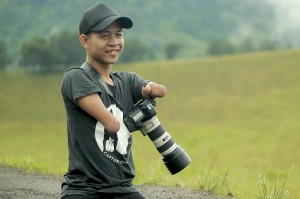 This amazing photographer was born with no legs or hands